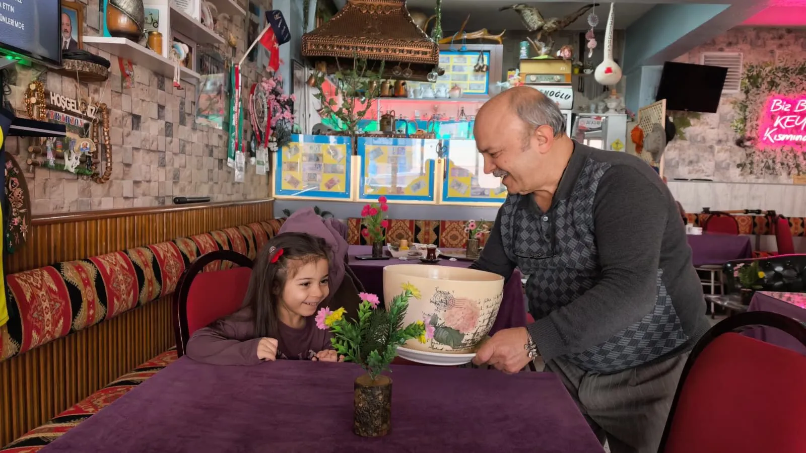 ÜZERİNİZE ÇAY DÖKEN KAHVECİ!..