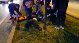 YOLA DÜŞÜRDÜĞÜ TELOFONU ALMAK İSTERKEN AZ DAHA CANINDAN OLUYORDU!..