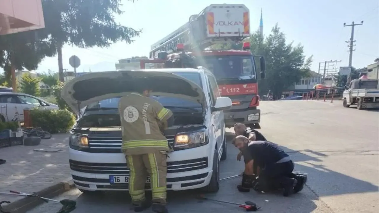 MİNÜBÜSÜN MOTORUNA GİREN YILAN İTFAİYE’Yİ HAREKETE GEÇİRDİ!..