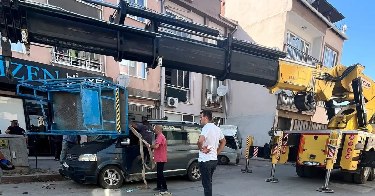 EŞYA TAŞIMA ASANSÖRÜ MİNİBÜSÜN ÜZERİNE DEVRİLDİ!..