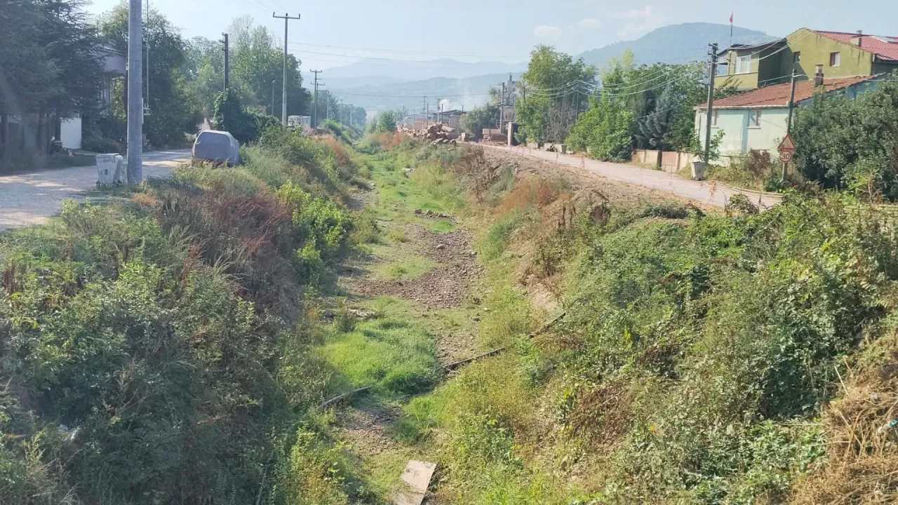 KÖYÜN DERESİ KURUDU ÇİFTÇİ ZORDA!..